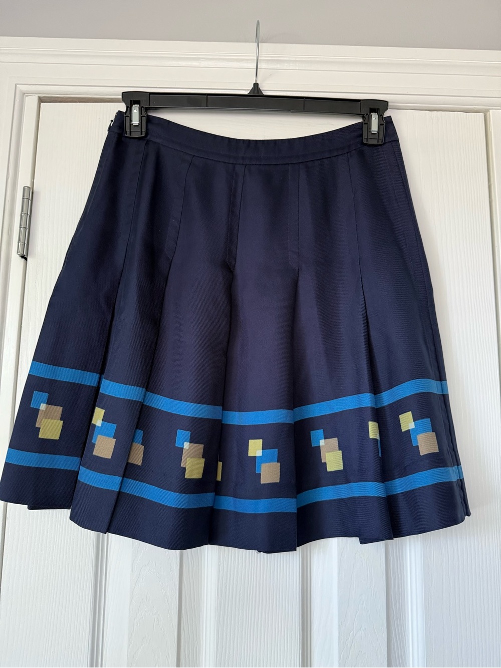Mark Jacobs A-line Pleated Silk Skirt in Navy Blue and Geometric Border, Size 6